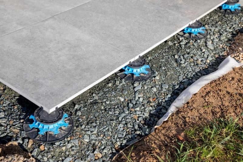 Poser une terrasse sur plots ou sur gravier, deux techniques &agrave; L&eacute;ognan