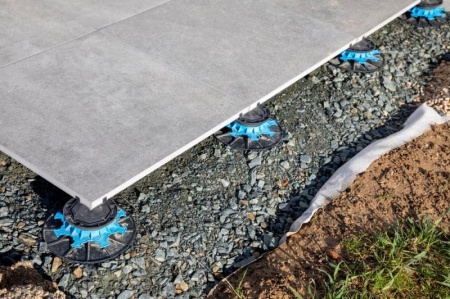 Poser une terrasse sur plots ou sur gravier, deux techniques &agrave; L&eacute;ognan